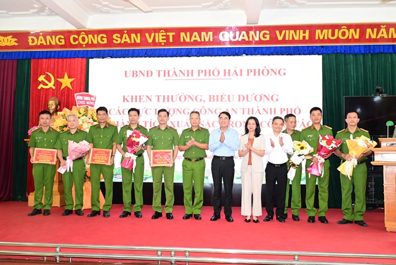 Khen thưởng lực lượng Công an có thành tích xuất sắc trong đấu tranh phòng, chống tội phạm